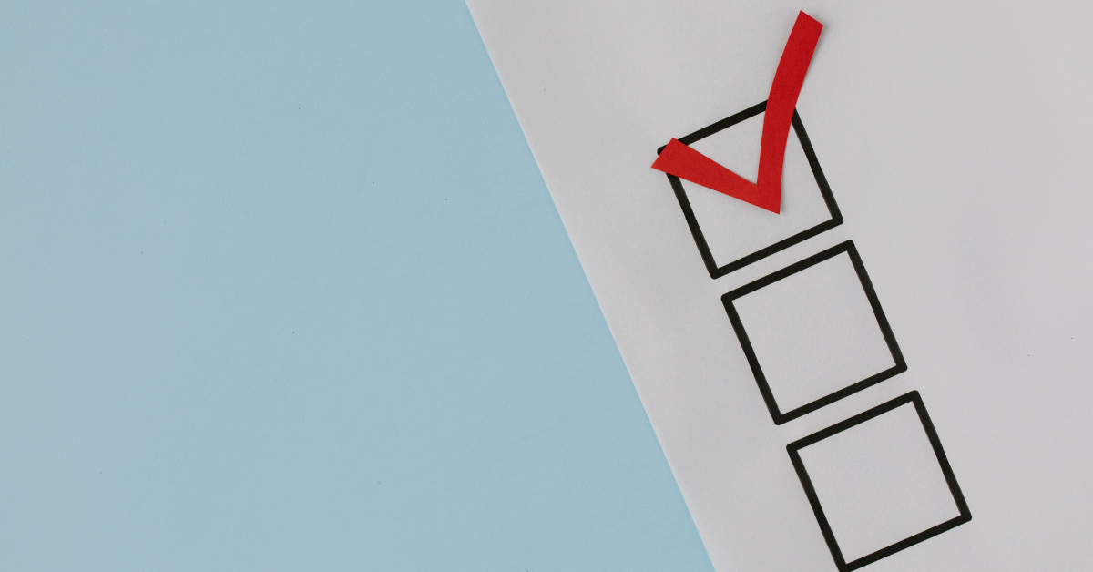 Lista de verificación con un check rojo que representa los pasos iniciales de Lean Startup en Nicaragua