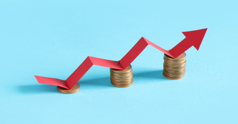 Flecha roja ascendente sobre pilas de monedas simbolizando el uso de 5 herramientas para escalar tu emprendimiento