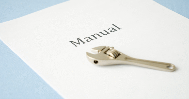 Llave inglesa sobre un manual que simboliza cómo crear procedimientos simples para microempresas